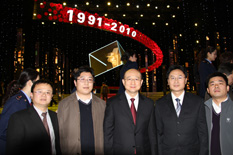 國家質(zhì)檢總局副局長支樹平（右三）在中央電視臺(tái)演播大廳2010年&ldquo;3.15晚會(huì)&rdquo;直播現(xiàn)場與中國質(zhì)量檢驗(yàn)協(xié)會(huì)會(huì)員工作部主任楊曉東（右二）、防偽中心主任王成村（右一）、會(huì)員工作部副主任劉輝（左二）、會(huì)員工作部副主任王劍（左一）等協(xié)會(huì)工作人員代表合影留念