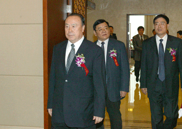 國家質(zhì)檢總局副局長劉平均、總工程師張綱陪同全國政協(xié)副主席白立忱步入會場